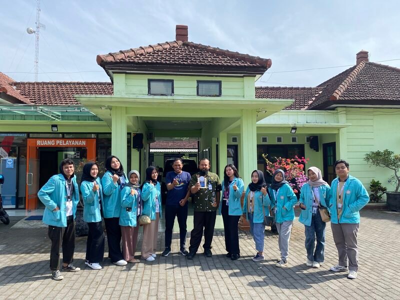 Foto bersama rekan organisasi